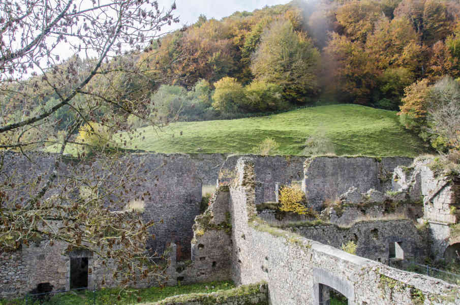 Comunidad Foral de Navarra 068 - Selva de Irati - antigua fábrica de municiones de Orbaizeta.jpg